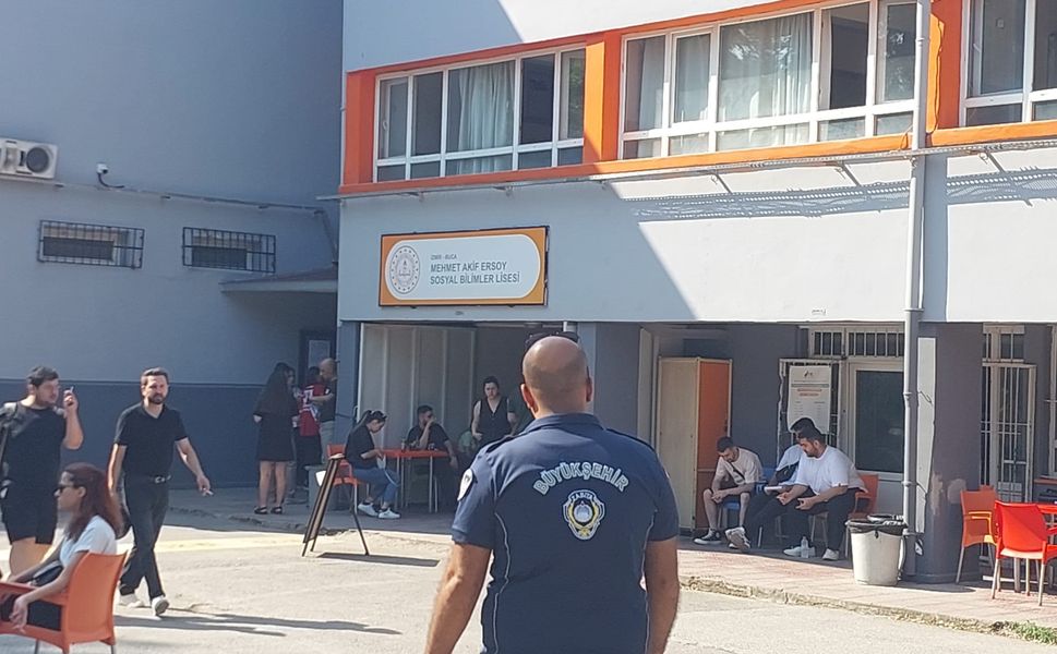 İzmir Zabıtası öğrencilerin imdadına yetişti
