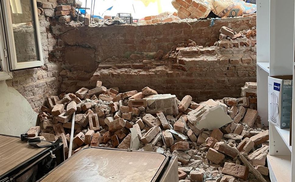 Tünel inşaatı kabusa döndü: İzmir’de evin duvarı çöktü, mahalle ayağa kalktı!