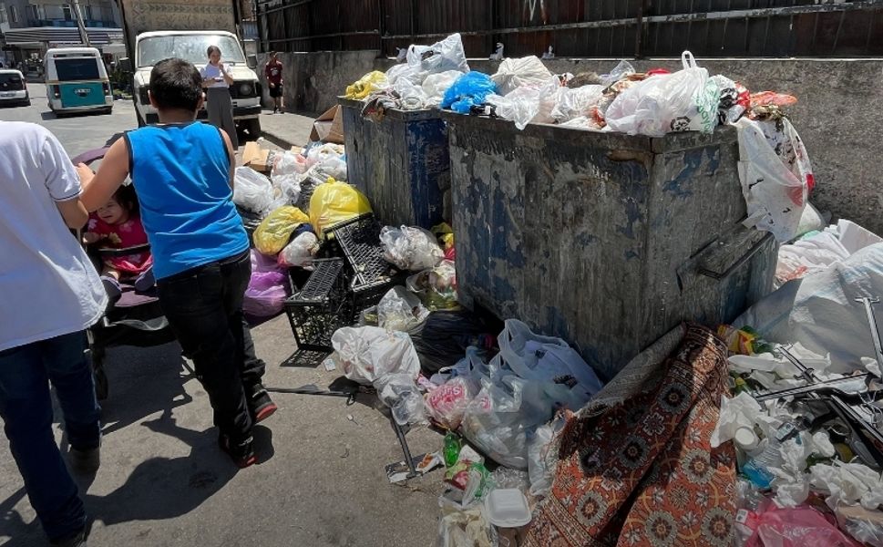 Buca’da çöp dağları büyüyor: İşçiler 3 gündür iş bırakıyor