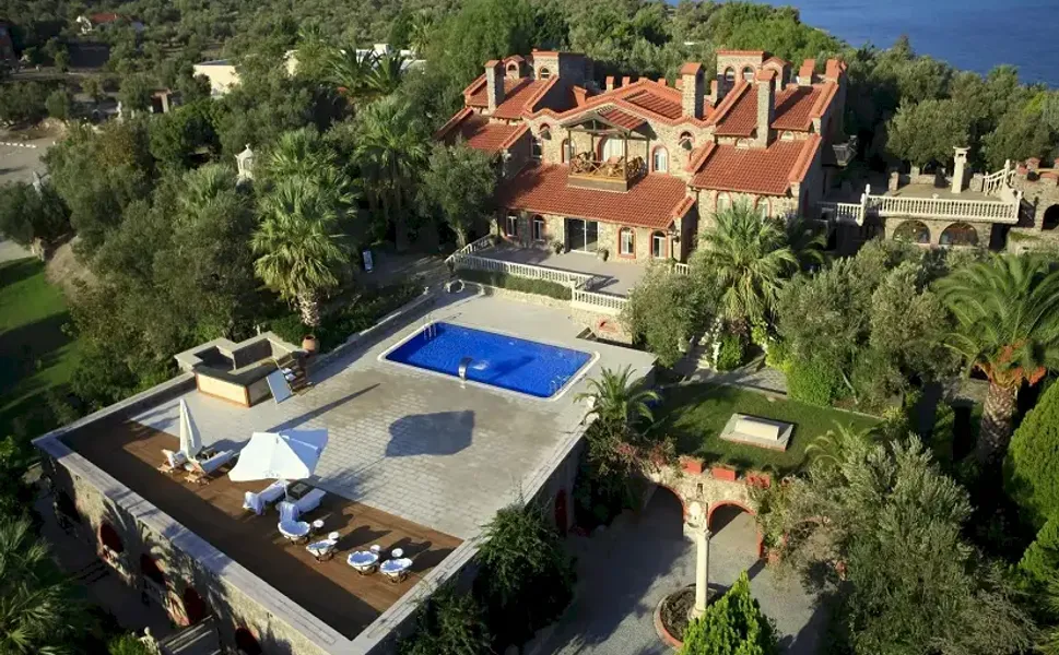Bir otel, bir ada, sessizliğin zirvesi: Ege’de bu cennet nerede?