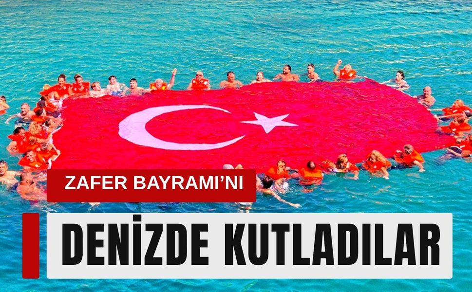 Çeşme’de Zafer Bayramı’nı denizde kutladılar