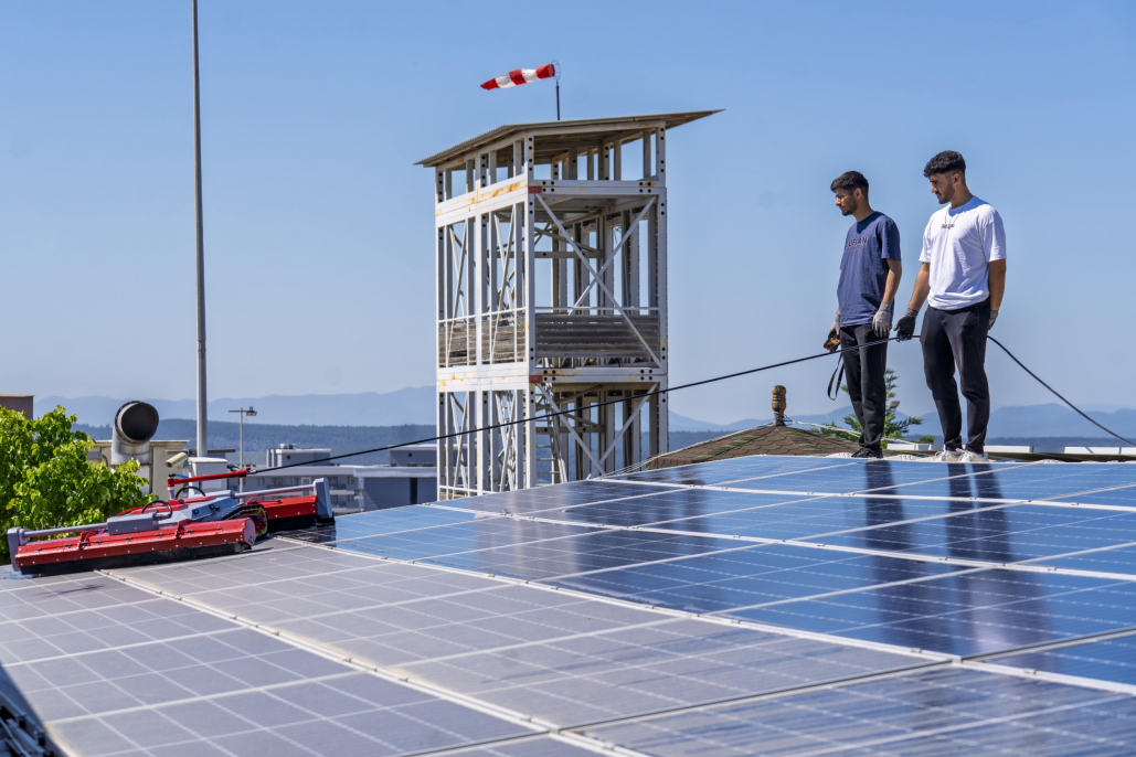 <p>GES’lerin kurulumu sırasında önceliği, afet durumlarında kesintisiz hizmet sunması gereken itfaiye birimlerine verdiklerini belirten Beydağ, projelerin aynı zamanda elektrik faturalarını sıfırlamak üzere planlandığını kaydetti. “Bu yatırımlar sadece enerji maliyetini azaltmakla kalmıyor, aynı zamanda yılda yaklaşık bin tonluk karbon salımını da engelliyor” diyen Beydağ, 2025 yılı içinde dört yeni GES kurulumu için çalışmaların sürdüğünü de sözlerine ekledi.</p>