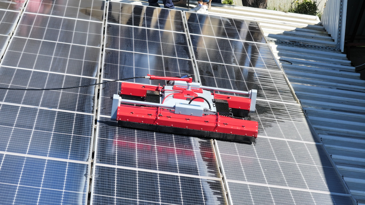 <p>Robot destekli temizlik işlemleri sayesinde sistemlerin verimi yüzde 25’e varan oranlarda artış gösteriyor. Bu da daha fazla enerji üretimi ve daha fazla tasarruf anlamına geliyor.</p>