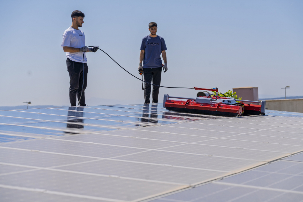 <p>İzmir Büyükşehir Belediyesi, yenilenebilir enerji yatırımlarıyla hem doğayı koruyor hem de önemli bir ekonomik kazanç sağlıyor. Kent genelinde kurulan 20 güneş enerji santrali (GES) sayesinde yılda yaklaşık 13 milyon liralık enerji tasarrufu elde ediliyor. Aynı zamanda yılda bin ton karbona eşdeğer sera gazı salımının da önüne geçiliyor.</p>