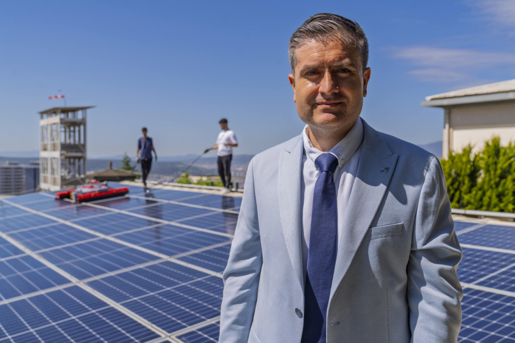 <p>İzmir Büyükşehir Belediyesi İklim Değişikliği ve Sıfır Atık Dairesi Başkanlığı İklim Değişikliği ve Temiz Enerji Şube Müdürü Yiğit Beydağ, 20 noktada aktif olan GES’lerin büyük bir bölümünün İtfaiye Dairesi Başkanlığı’na ait binalarda bulunduğunu ifade etti. Diğer santraller ise spor salonları ve kültür merkezleri gibi stratejik alanlarda hizmet veriyor. Toplamda 2 megavat kurulu güce sahip bu sistemler, yılda 2 milyon kilovat saatlik üretim kapasitesine ulaşarak ortalama 1.168 hanenin yıllık enerji ihtiyacını karşılayabiliyor.</p>