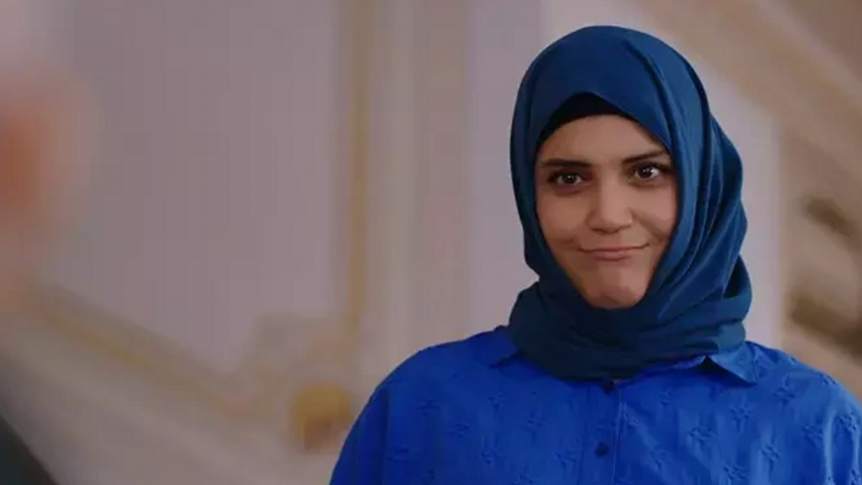 <h3><strong>"ÇOK FAZLA ART NİYETLİLER"</strong></h3><p>Feyza Civelek, geçtiğimiz günlerde katıldığı bir etkinlikte basın mensuplarına açıklamalarda bulundu. Oyunculuğunu eleştirenlere yönelik sert bir üslupla yanıt veren Civelek, "İnsanlar çok fazla acımasız, çok fazla art niyetli. O yüzden onlara kulak asmamaya çalışıyorum" dedi. Eleştirilere genellikle kulak tıkadığını belirten ünlü oyuncu, sosyal medyada kendisine yapılan yorumları önemsemediğini ifade etti.</p>