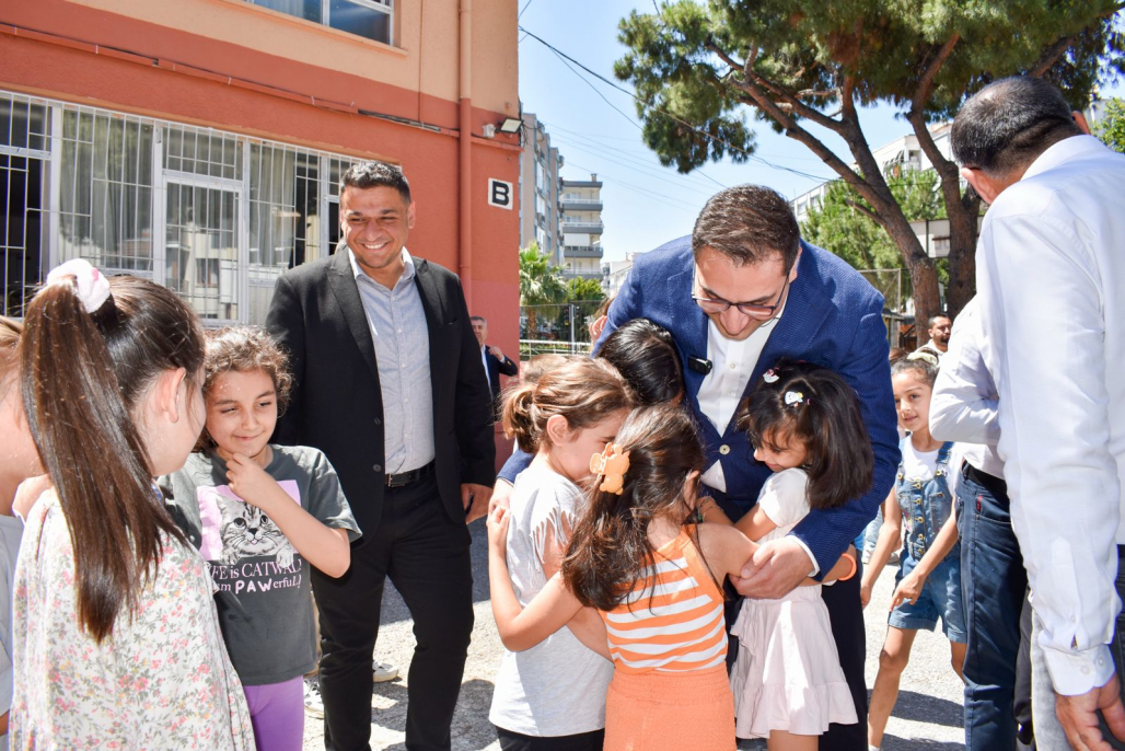 <p>Okul bahçesine kurulan stantlarda öğrenciler; mevsimlik çiçek, tohumlu kalem, bez torba, geri dönüşümden elde edilen defter, açacak ve sıvı sabun gibi çevre dostu ürünlerle buluşturuldu.</p>