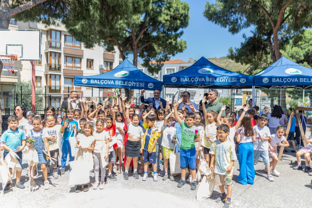 <p>Etkinliğe ev sahipliği yapan 80. Yıl Orhangazi İlkokulu Müdürü Lütfü Ünver ise yapılan katkıdan dolayı tüm belediye çalışanlarına teşekkür etti.</p>