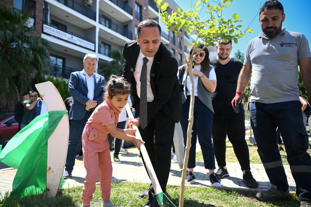 <p>Kurak geçen kış ve bahar aylarının ardından olası bir su krizine karşı önlem alan Bornova Belediyesi, 5 Haziran Dünya Çevre Günü’nde su yönetimiyle ilgili yeni uygulamaları duyurdu. Başkan Ömer Eşki, damla sulama sistemiyle suyun daha verimli kullanılacağını, aynı zamanda İzmir’in iklimine uygun bitkilerle çevreci ve sürdürülebilir bir peyzaj yapılacağını belirtti.</p>