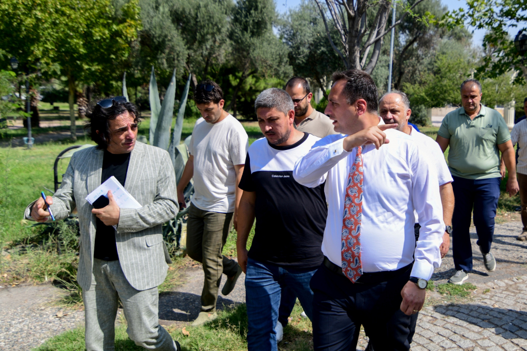 <p>Mevcut su tüketim alışkanlıklarının sürdürülemez olduğunu söyleyen Eşki, ciddi kuraklık tehlikesine dikkat çekerek, “Çok yakın bir gelecekte sabah uyandığımızda elimizi, yüzümüzü yıkayacak suyu bulamayabiliriz” dedi. Baraj seviyelerinin hızla düştüğünü hatırlatan Eşki, Temmuz ve Ağustos ayları için kuraklık uyarısında bulundu.<br>Parklarda gerçekleştirilecek dönüşümün sadece teknik bir uygulama değil, aynı zamanda iklim krizine karşı bir zorunluluk olduğunu vurgulayan Başkan Eşki, doğayla daha uyumlu bir çevre politikası hedeflediklerini söyledi. Bu doğrultuda parkların görünümünde değişiklikler olacağını, ancak bunun yaşamsal bir dönüşümün parçası olduğunu ifade etti.<br> </p>