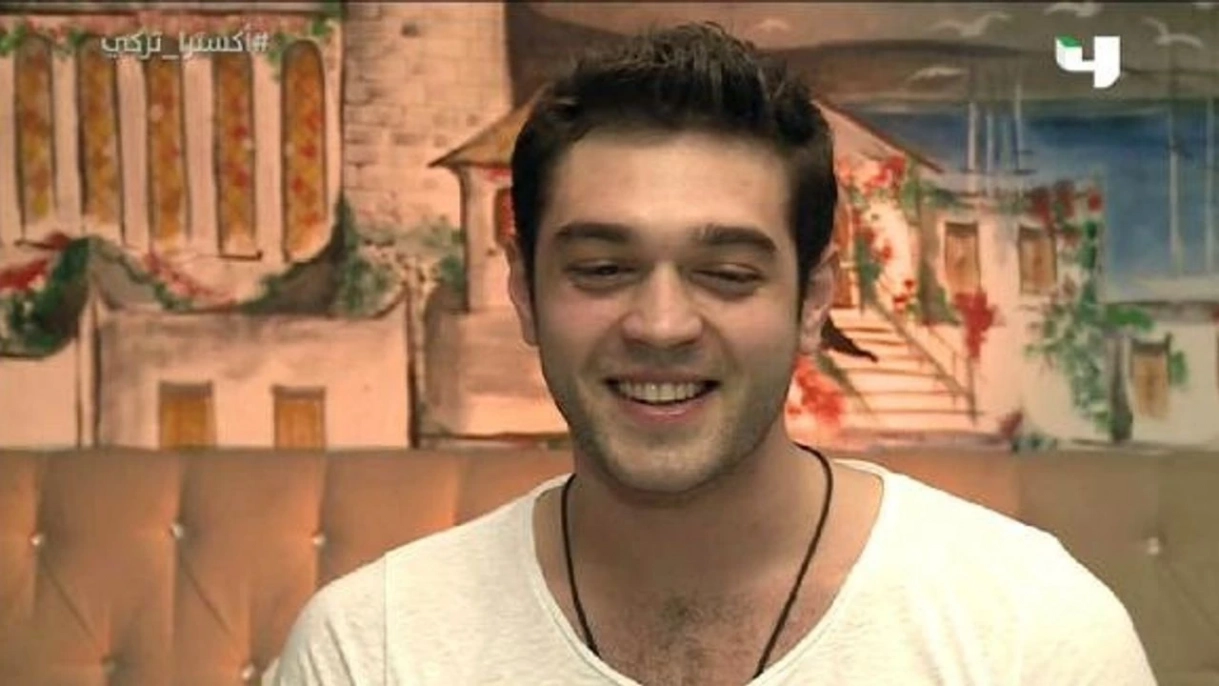 <p>2011 yılında yayımlanmaya başlayan ve senaryosu Desperate Housewives dizinden uyarlanan, Kanal D'nin Umutsuz Ev Kadınları dizisinde, orijinalinde Jesse Metcalfe'nin canlandırdığı ve Gabrielle Solis'le (Eva Longoria) gizli ilişkisi bulunan genç bahçıvan John Rowland karakterinin Türkiye'deki uyarlamasında, Zeliş'e (Evrim Solmaz) ilgi duyan bilişim meraklısı Levent karakterini canlandırmıştır.&nbsp;</p>
