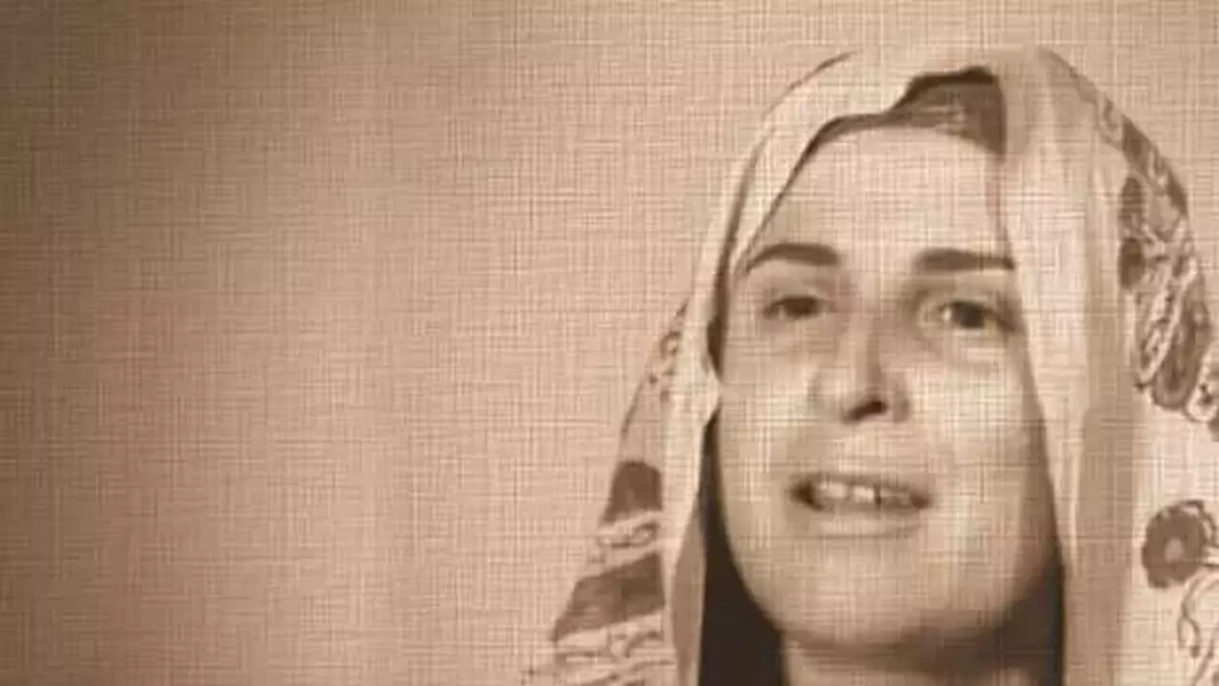 <h3><strong>MERAL KURTULUŞ KİMDİR?</strong></h3><p>1935 yılında Kosova'da dünyaya gelen Meral Kurtuluş, 1950 yılında ailesiyle birlikte Türkiye'ye göç etti. Sanat hayatına adım atmadan önce çeşitli sahne çalışmalarında bulunan Kurtuluş, 1959 yılında oyuncu Cevat Kurtuluş ile evlendi.&nbsp;</p>