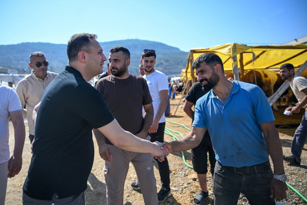 <p>Temizlik hizmetlerinden denetimlere, veterinerlikten kesim alanlarının hijyenine kadar birçok alanda kapsamlı tedbirler alındı. Belediye Başkanı Ömer Eşki de Arefe Günü Işıkkent’teki kurban satış noktasını ziyaret ederek esnaf ve vatandaşlarla bir araya geldi.</p>