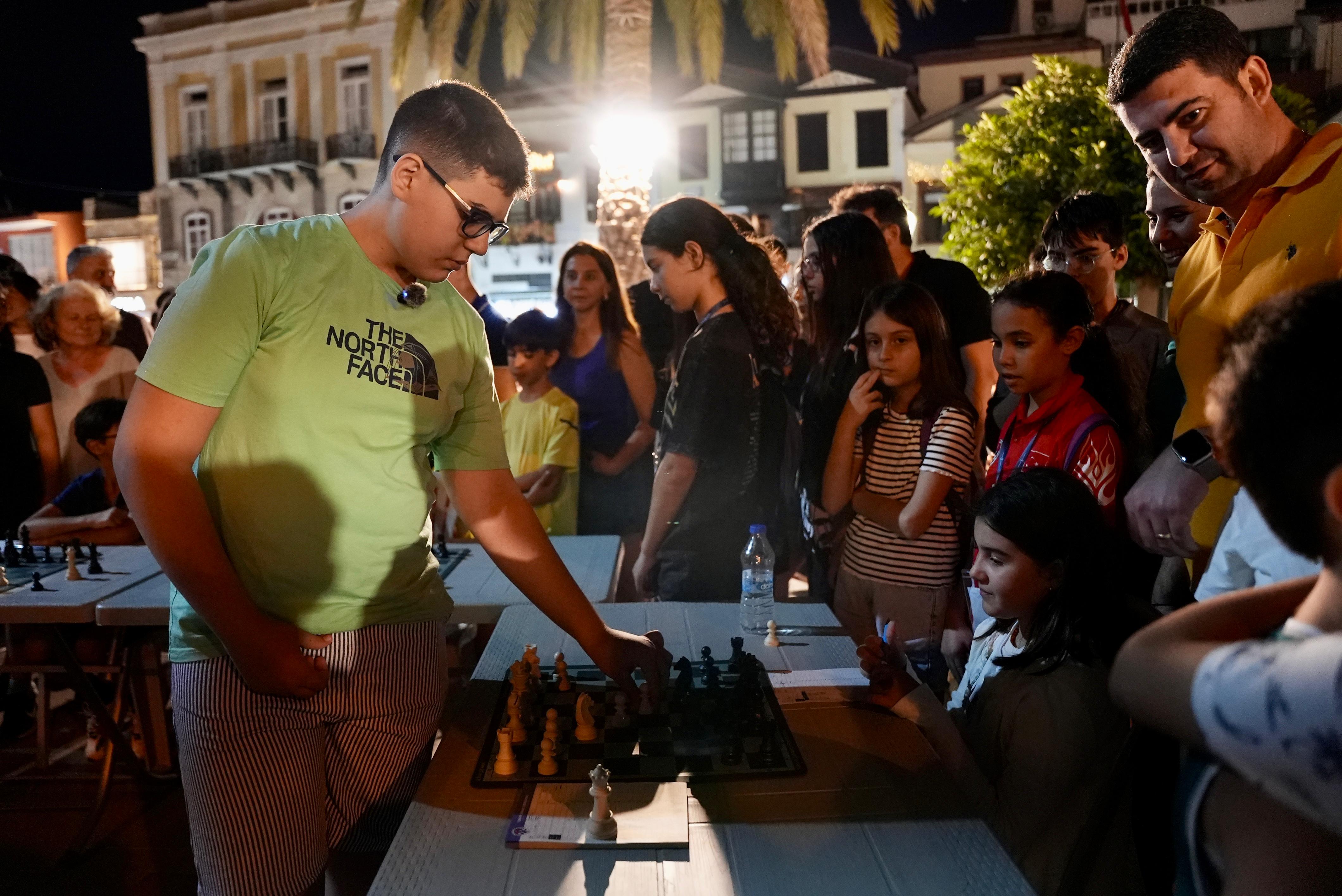 11. Çeşme Uluslararası Açık Satranç Turnuvası’nda Simultane Gösteri Yoğun Ilgi Gördü 1