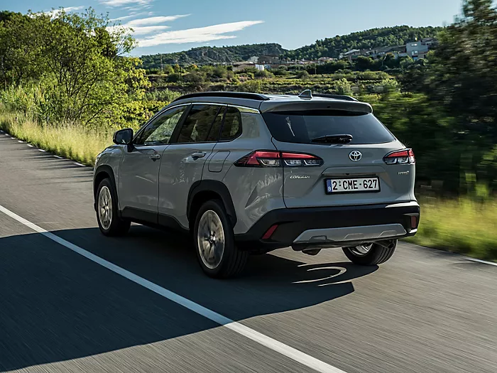 2022 Corolla Cross Hybrid Dpl Awd Cement Grey Exterieur Driekwart Linksachter Medium Landscape