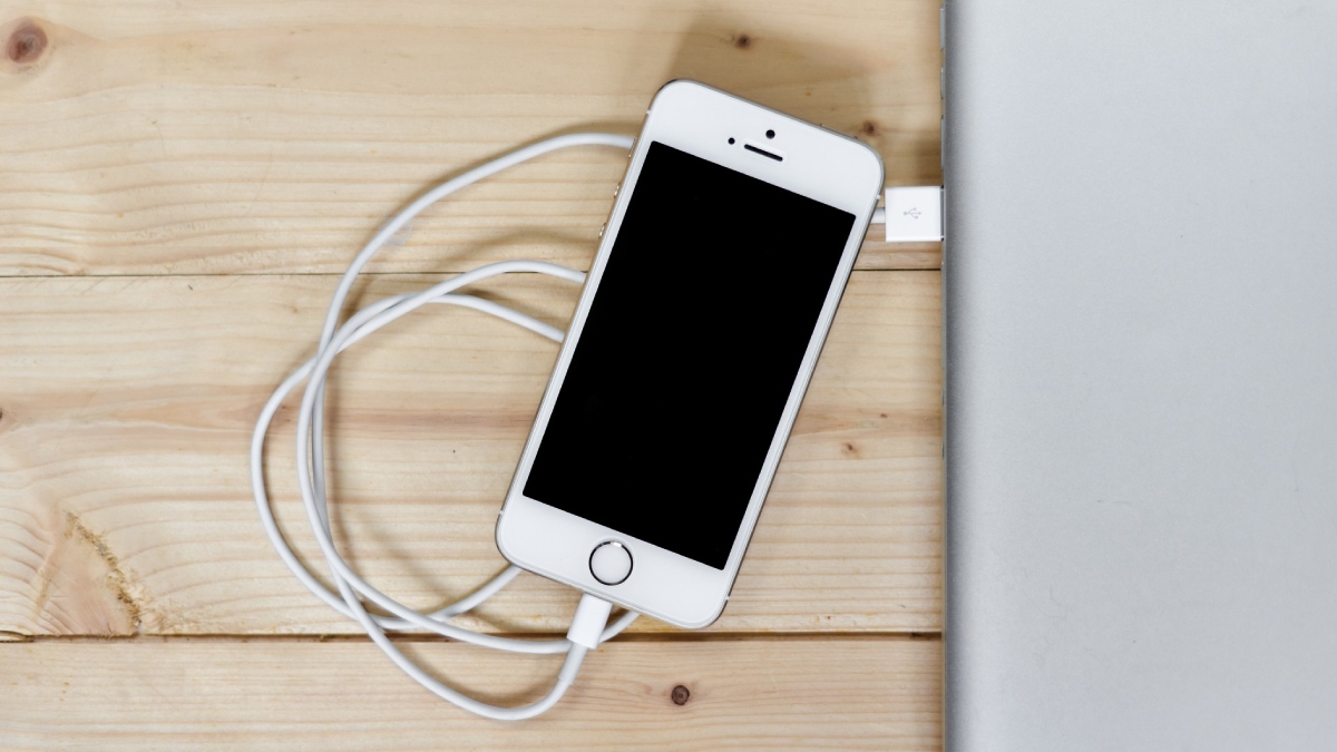 Dizustu Bilgisayarin Kapagi Kapaliyken Telefon Sarj Etme