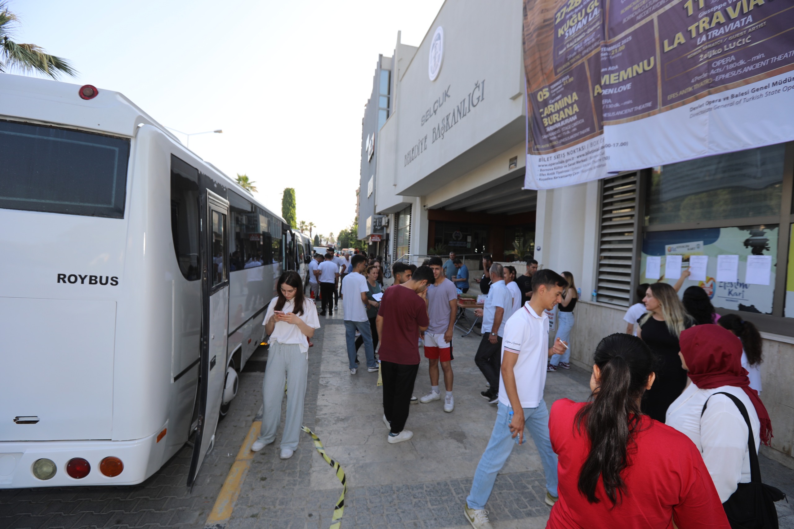 Efes Selçuk Beledi̇yesi̇'nden Sinav Günü Ulaşim Desteği̇ (3) (1)