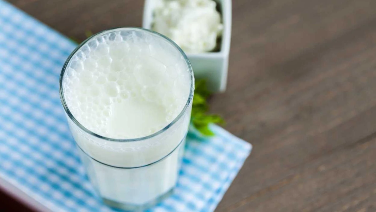 Gobek Yaglarinizdan Kurtulmak Cok Kolay Ac Karnina Bir Bardak Sodali Ayran Tuketmenin Faydalari