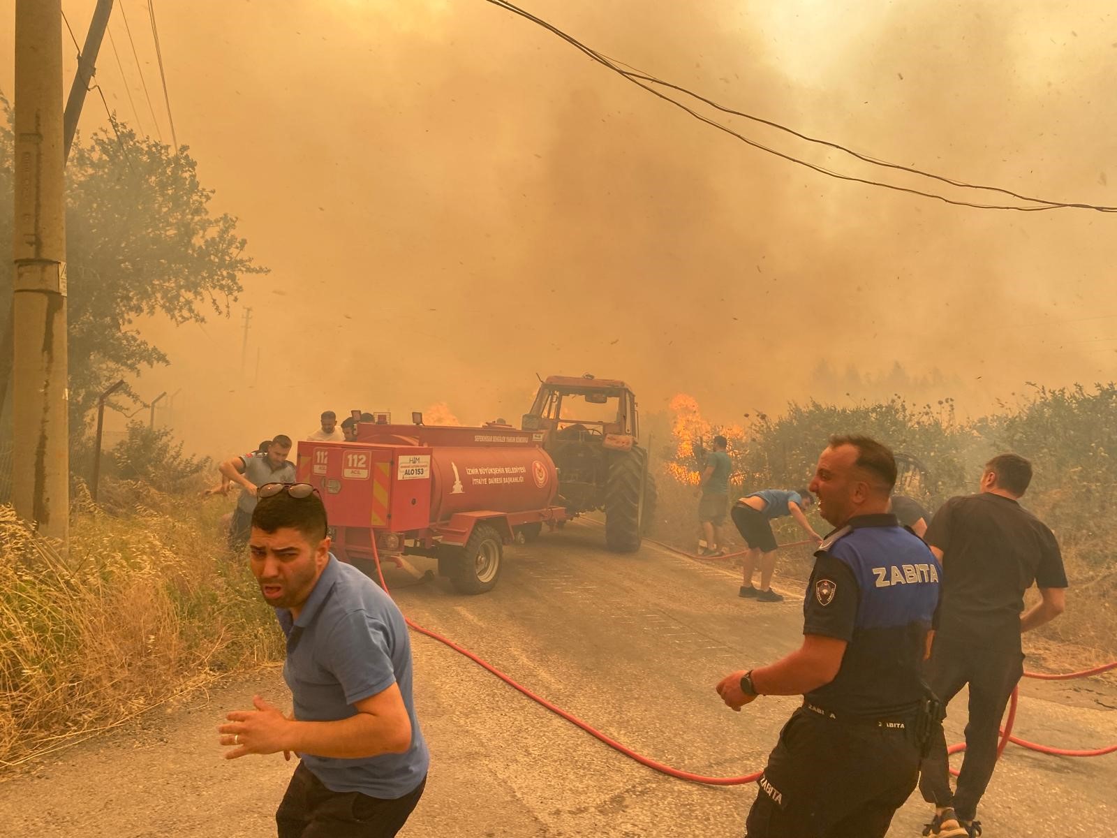 Menderes'teki Orman Yangını Büyüyor Mahalleler Tahliye Ediliyor-1