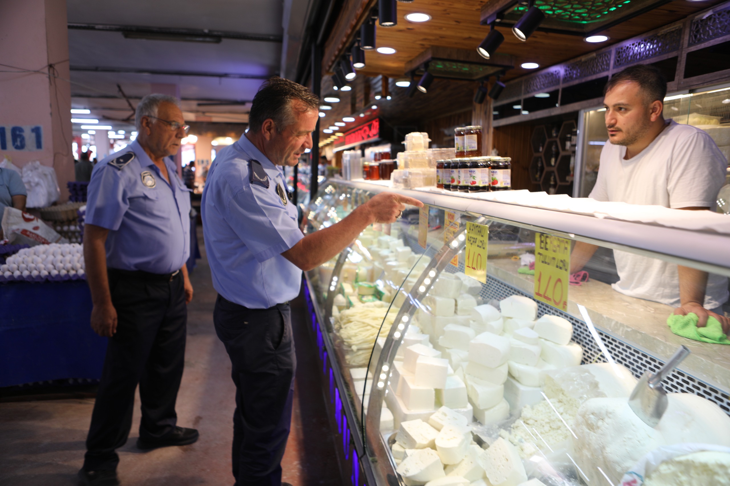 Bayraklı'da Pazar Yerlerine Sıkı Denetim (3)