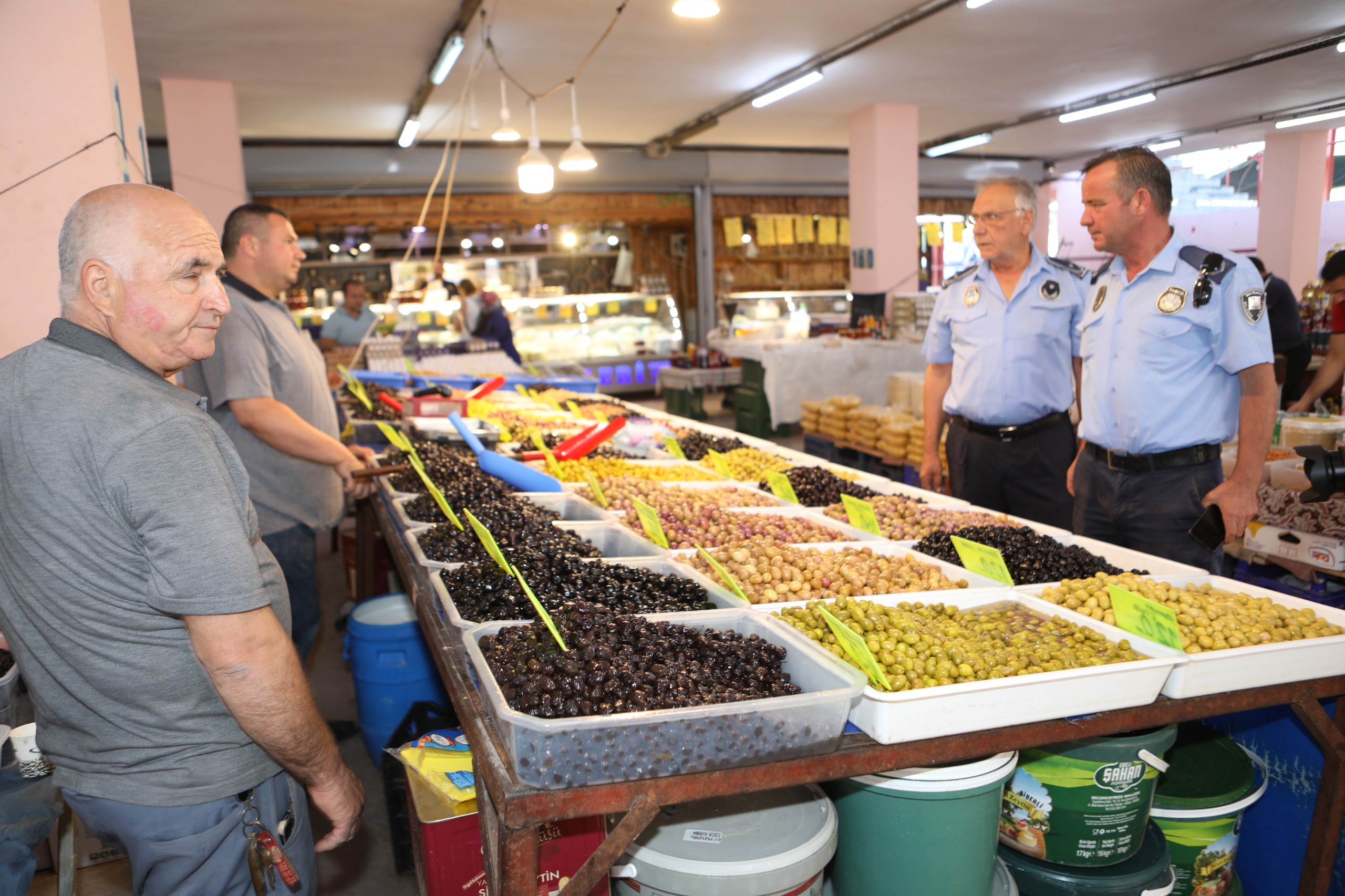 Bayraklı'da Pazar Yerlerine Sıkı Denetim (5)