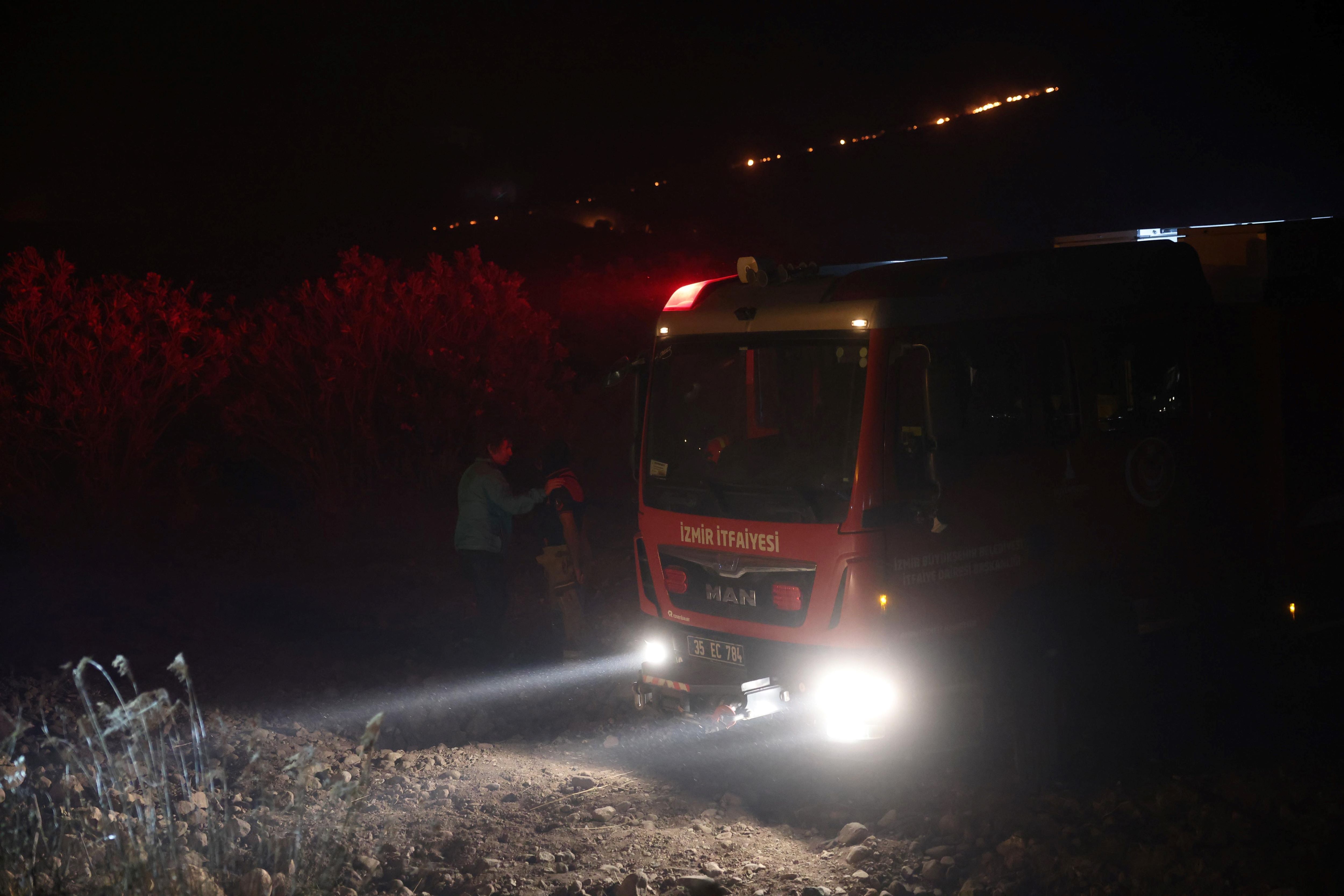 Çeşme’de Yangınla Mücadele Sürüyor 2