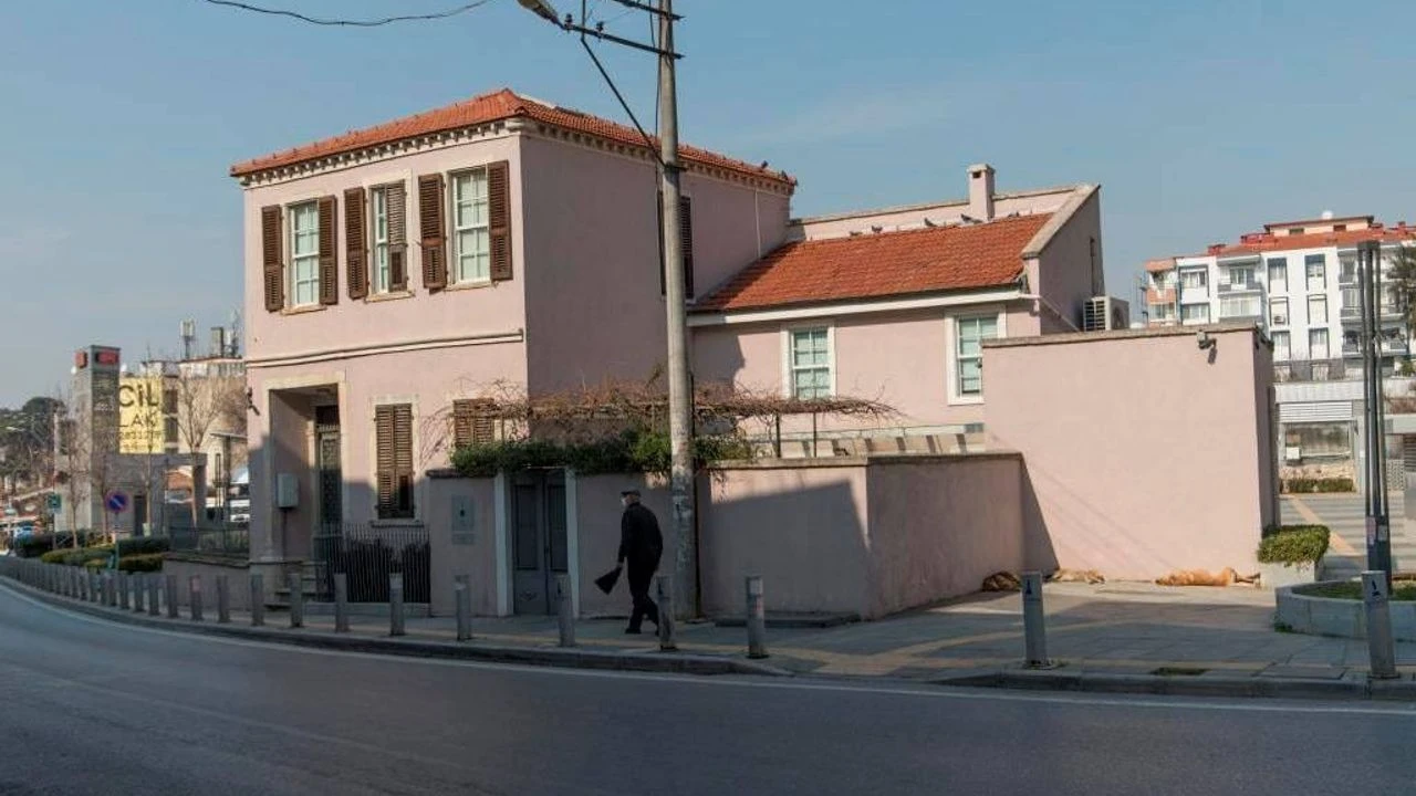 Izmirde Mutlaka Ziyaret Etmeniz Gereken Yer Tarihi Yakindan Yasatiyor