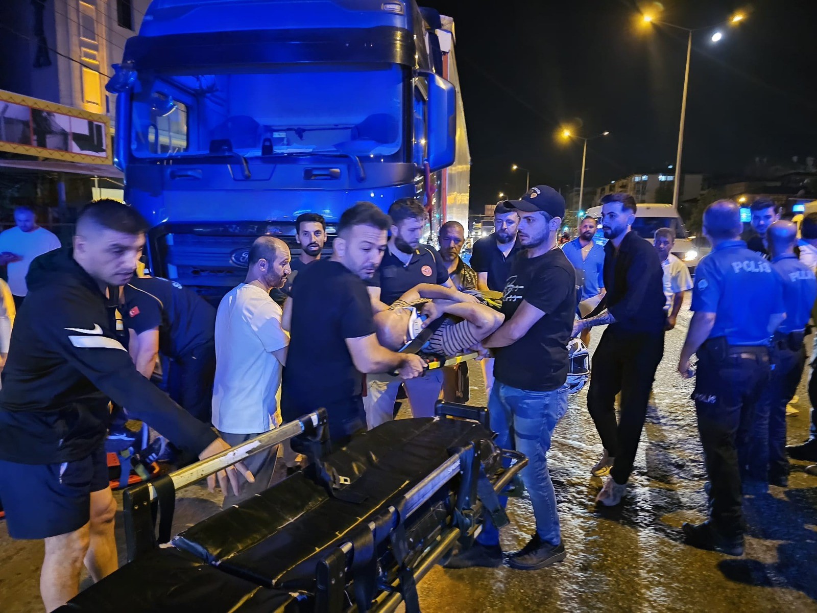 Kafası Tırın Altına Sıkıştı, Hayatını Kask Kurtardı!2