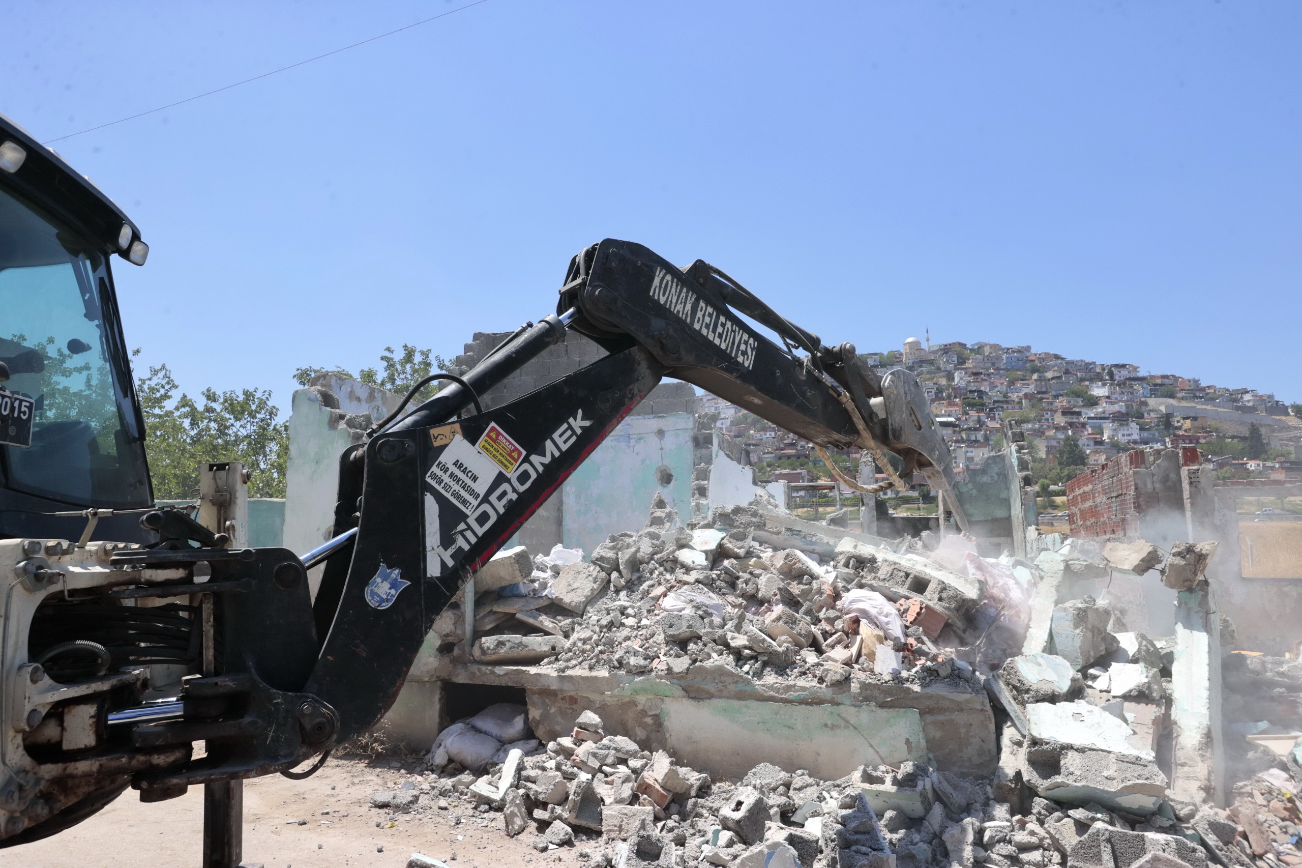 Konak'ta Metruk Yapılara Geçit Yok (1)
