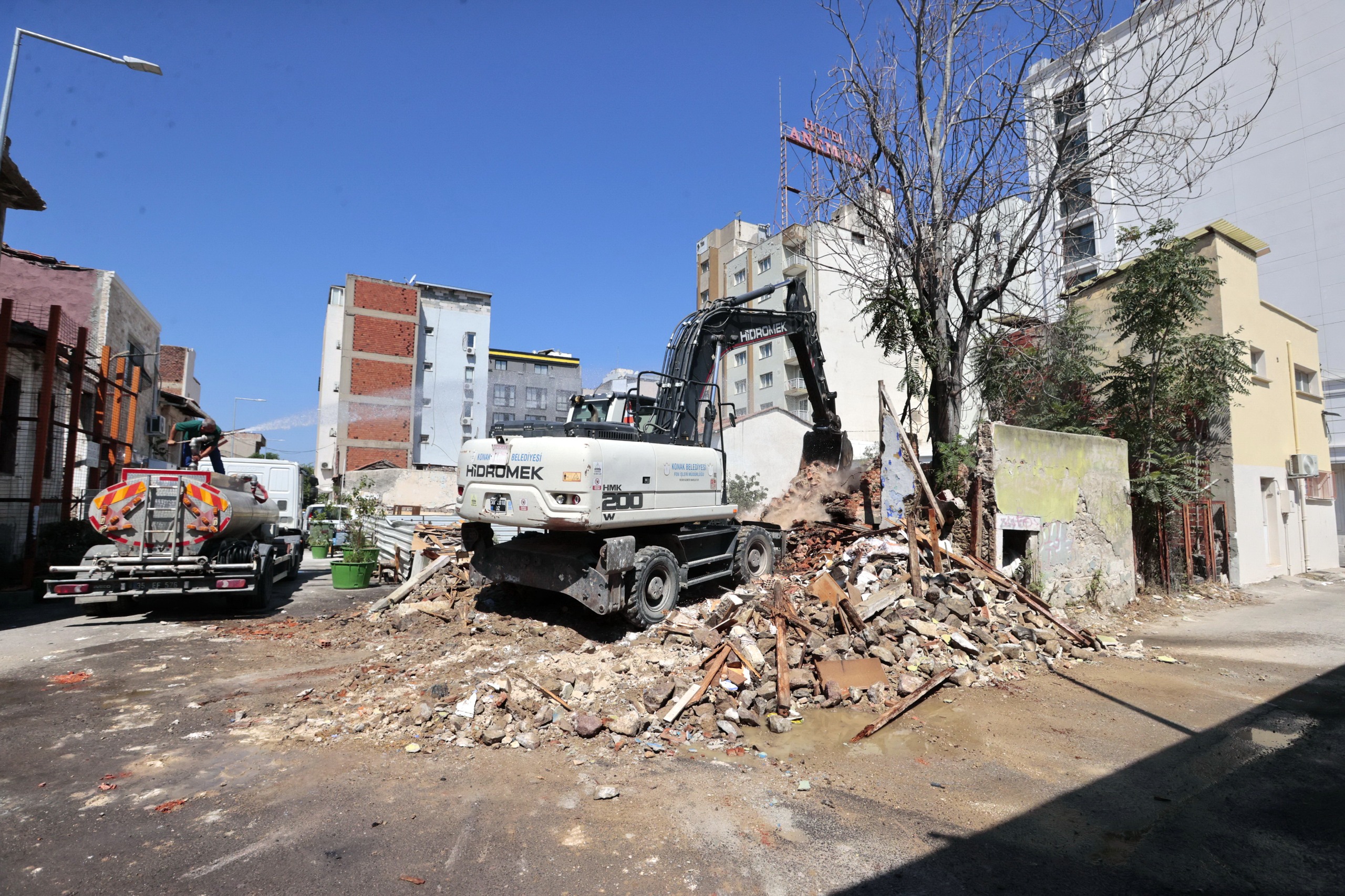 Konak'ta Metruk Yapılara Geçit Yok (3)
