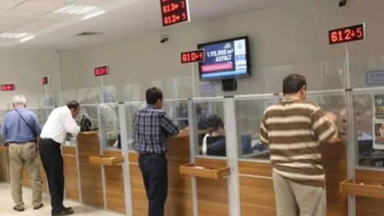 Turkiyedeki Banka Devinde Buyuk Kriz Subelerini Kapatiyor Karinda Sert Dusus 1W7G.jpg