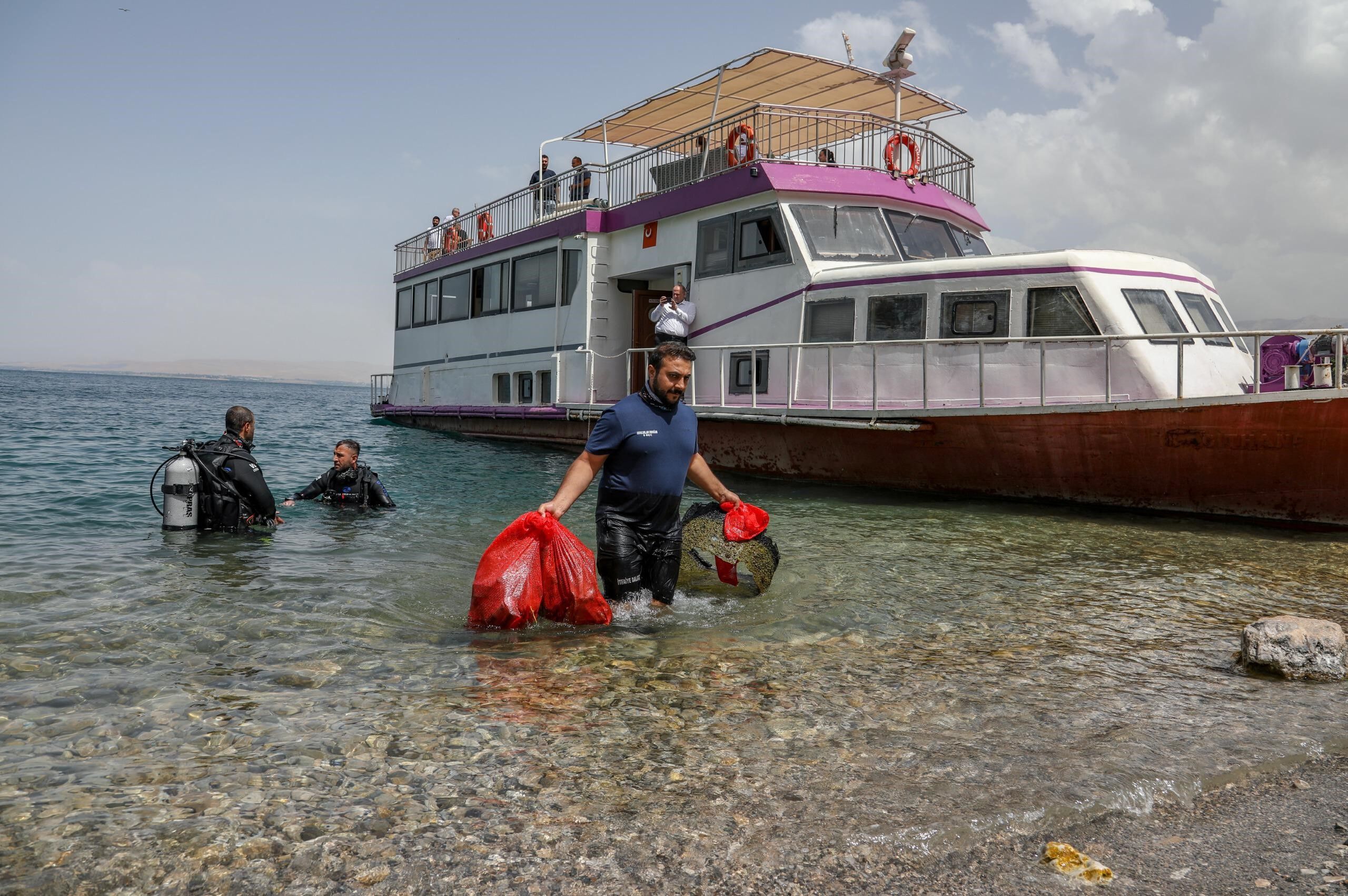 Van Gölü’nün Dibinden Çıkan Atıklar Pes Dedirtti (2)