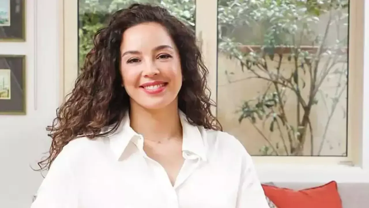 Azra Akinn