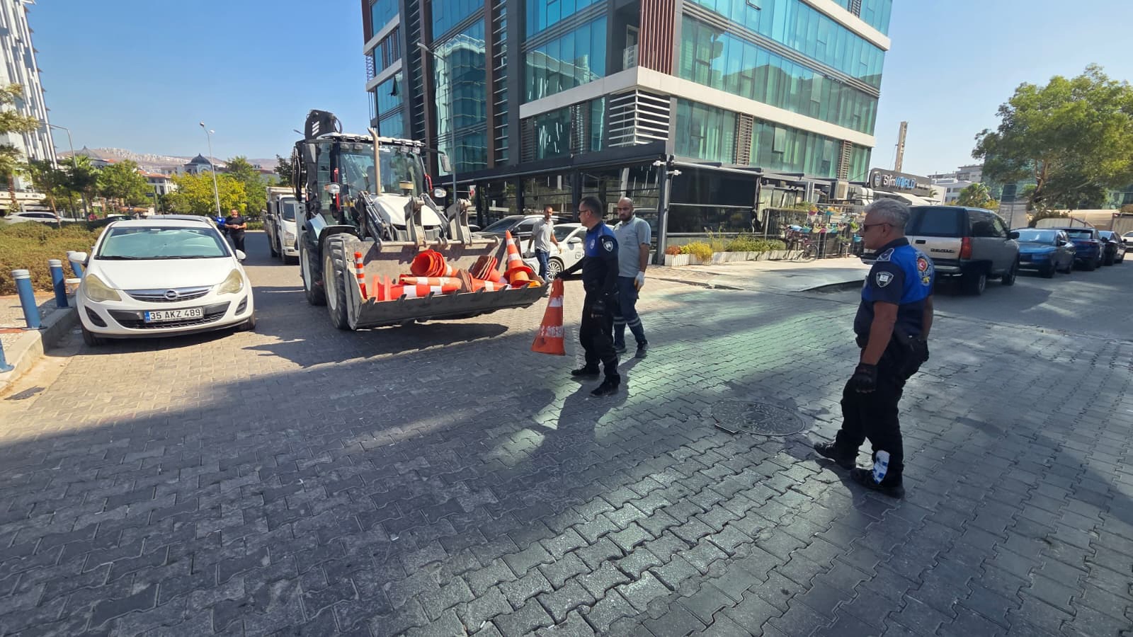 Bayraklı'da Kaldırım Işgallerine Geçit Yok (5)