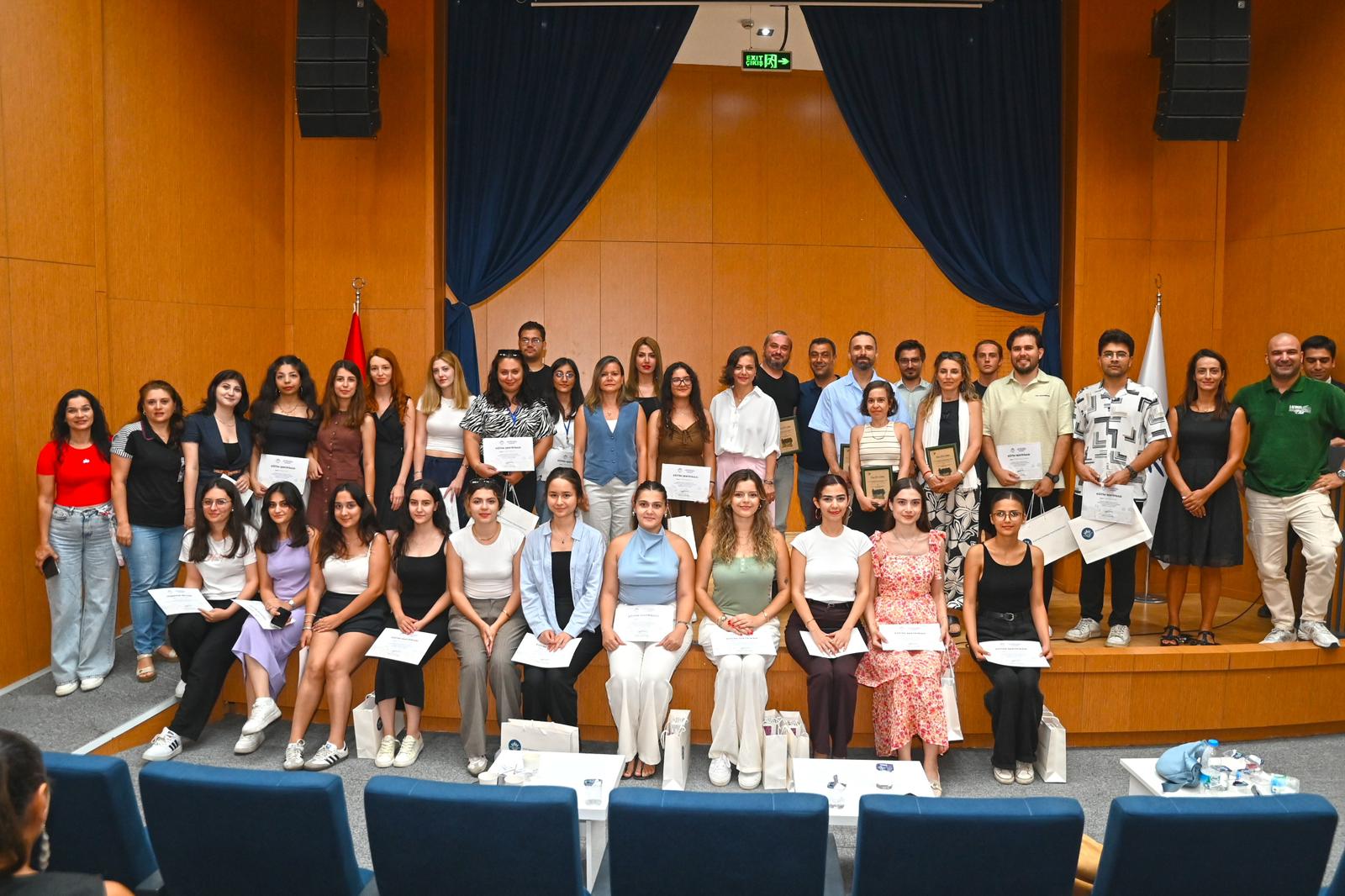 Karabağlar Akademi Ilk Mezunlarını Verdi (2)