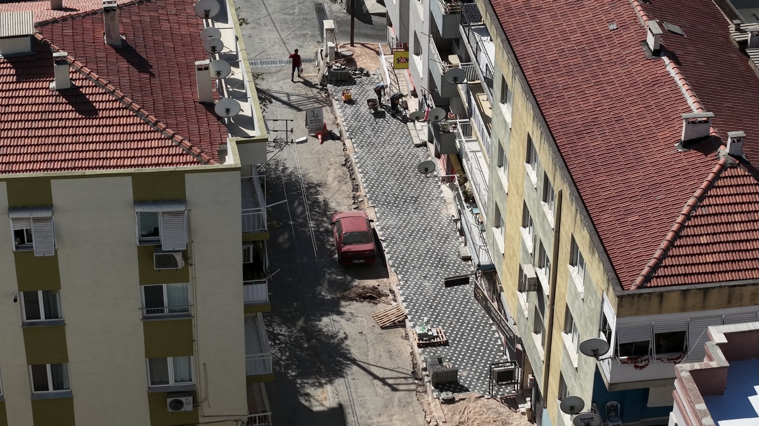 Bayraklı'da Yol Yenileme Çalışmaları Hız Kesmiyor (1) (1)