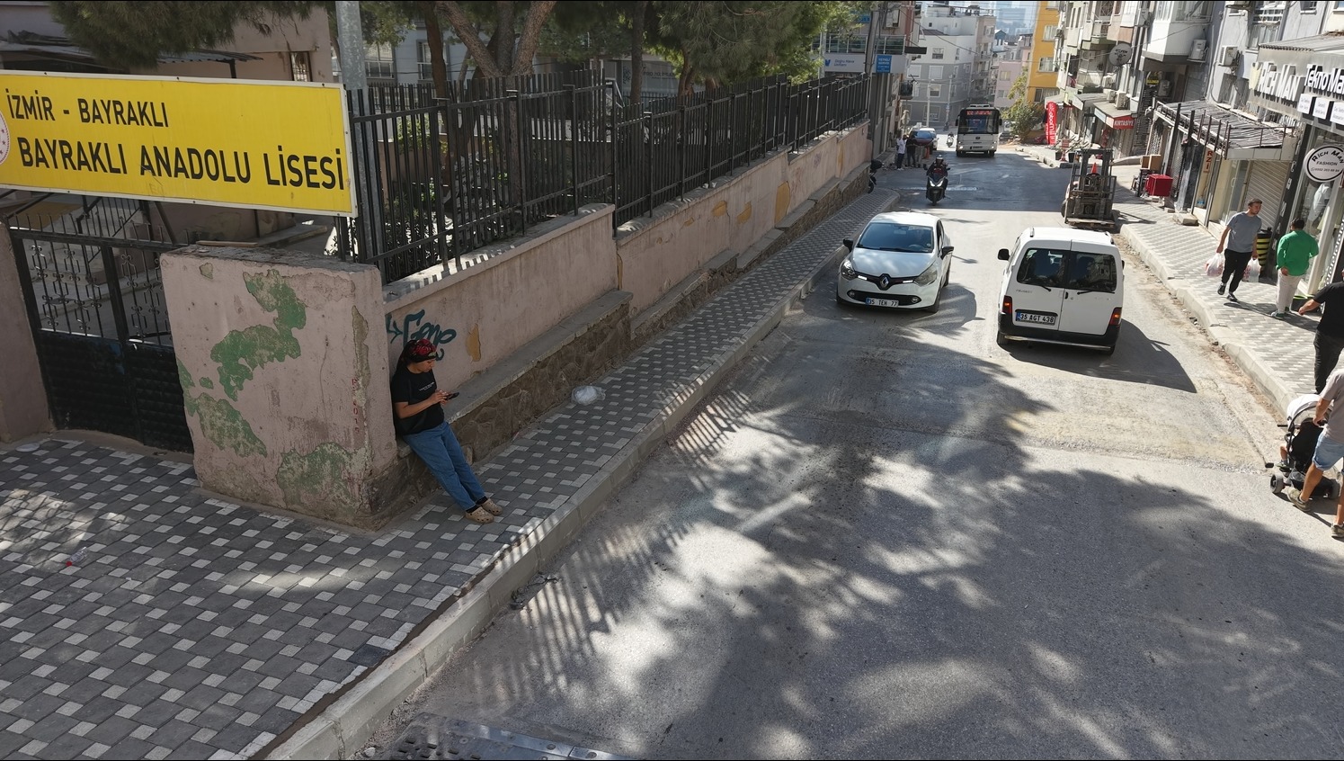 Bayraklı'da Yol Yenileme Çalışmaları Hız Kesmiyor (2)