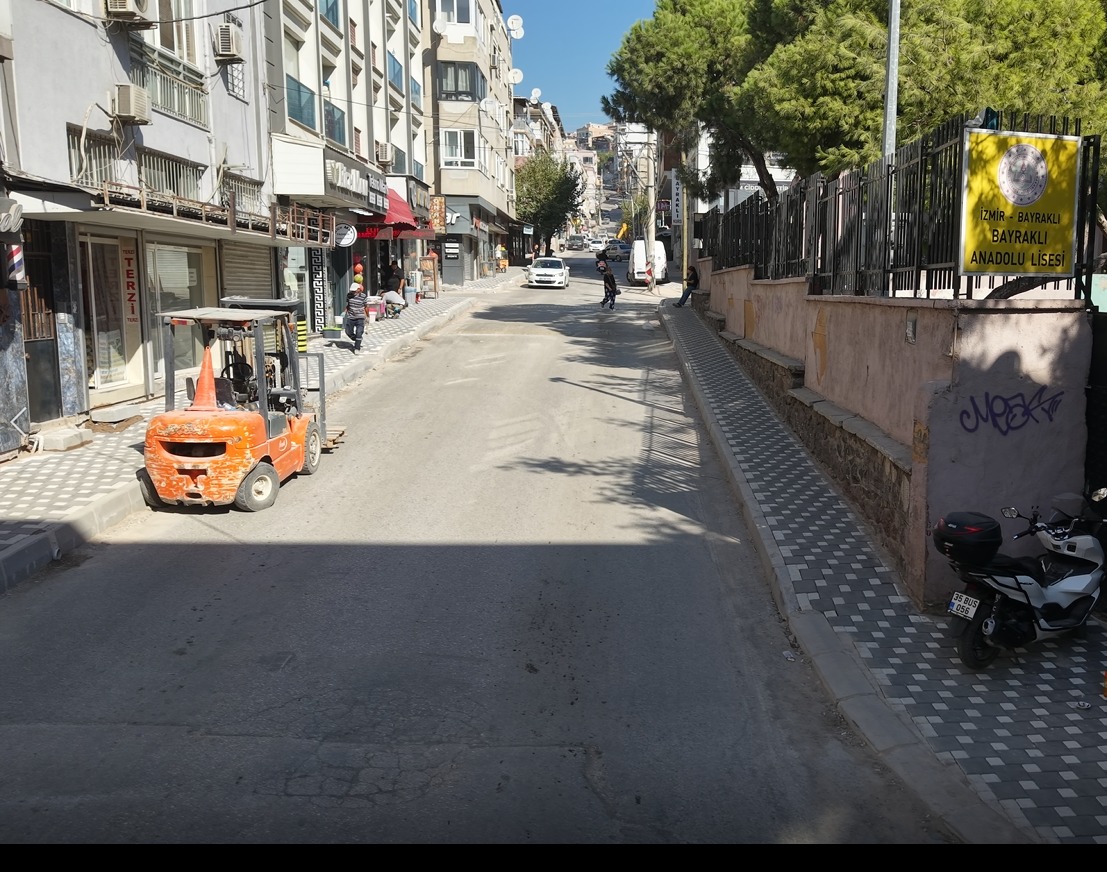 Bayraklı'da Yol Yenileme Çalışmaları Hız Kesmiyor (3)