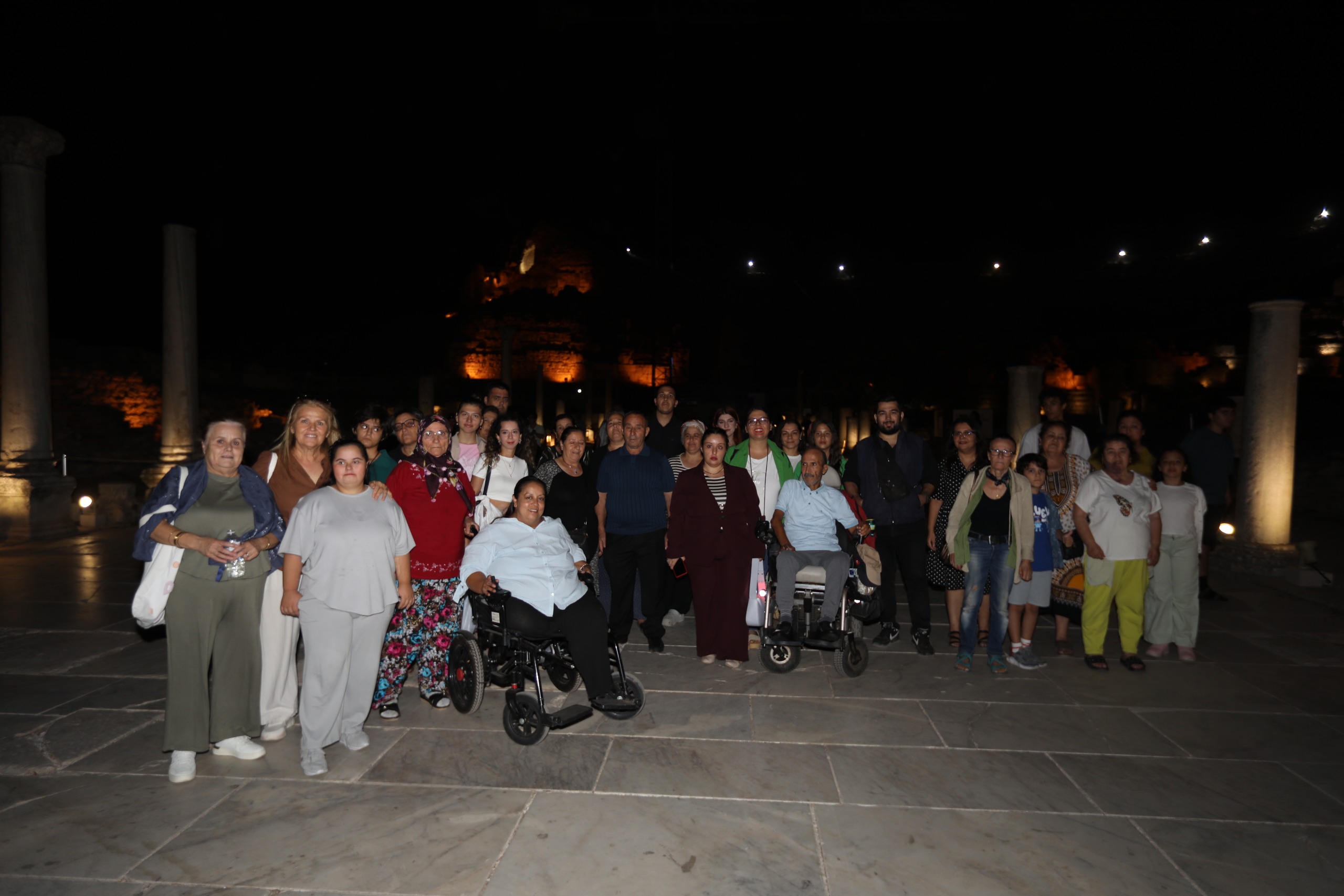Efes Selçuk Belediyesi’nden Engelsiz Bireylere Efes'te Gece Yolculuğu (1)
