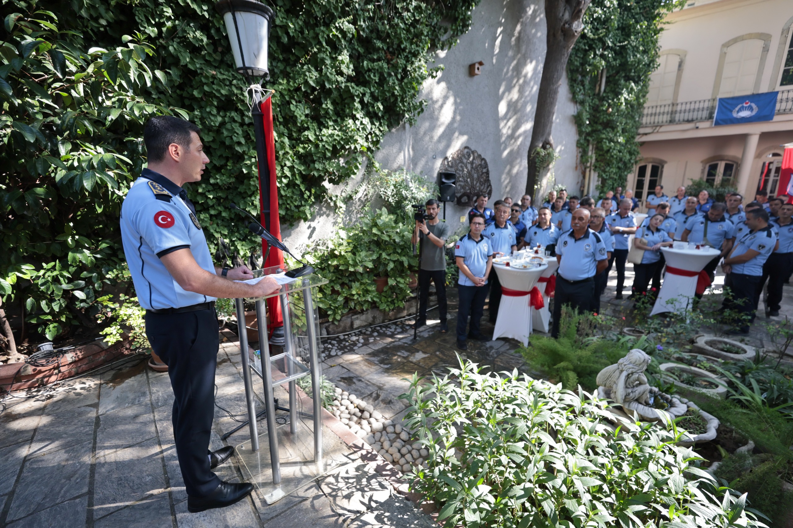 Konak’ta Zabıta Personeline Anlamlı Kutlama (4)