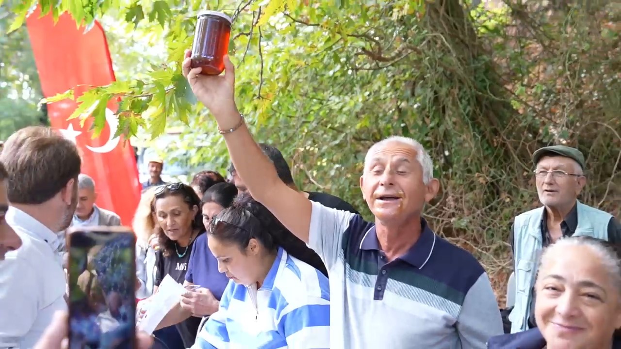 2 Dakikada 1 Kilo Bal Yedi Gören Herkesi Hayrete Düşürdü! (2)