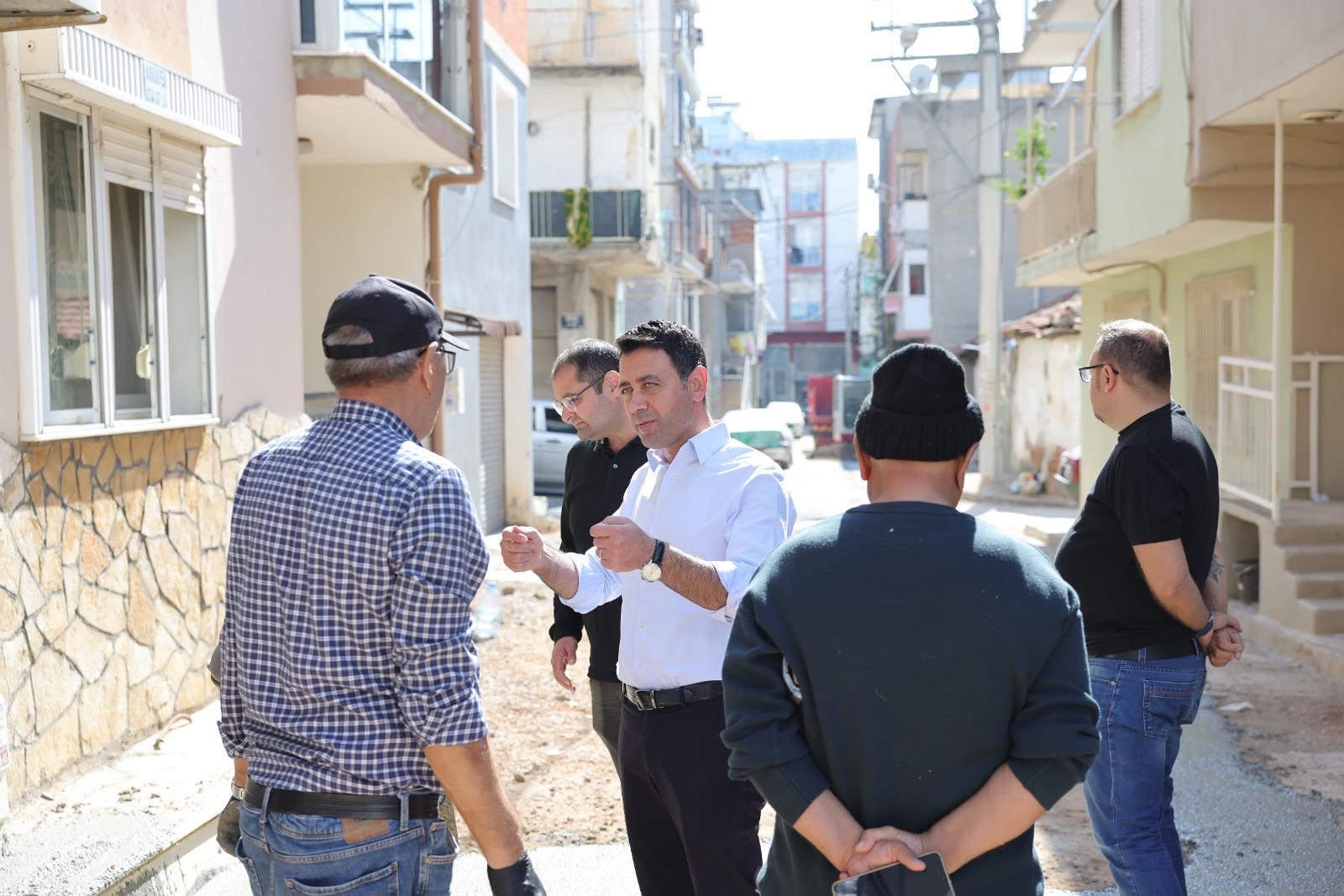 Başkan Önal Sahada Bayraklı Yolları Hızla Yenileniyor (6)