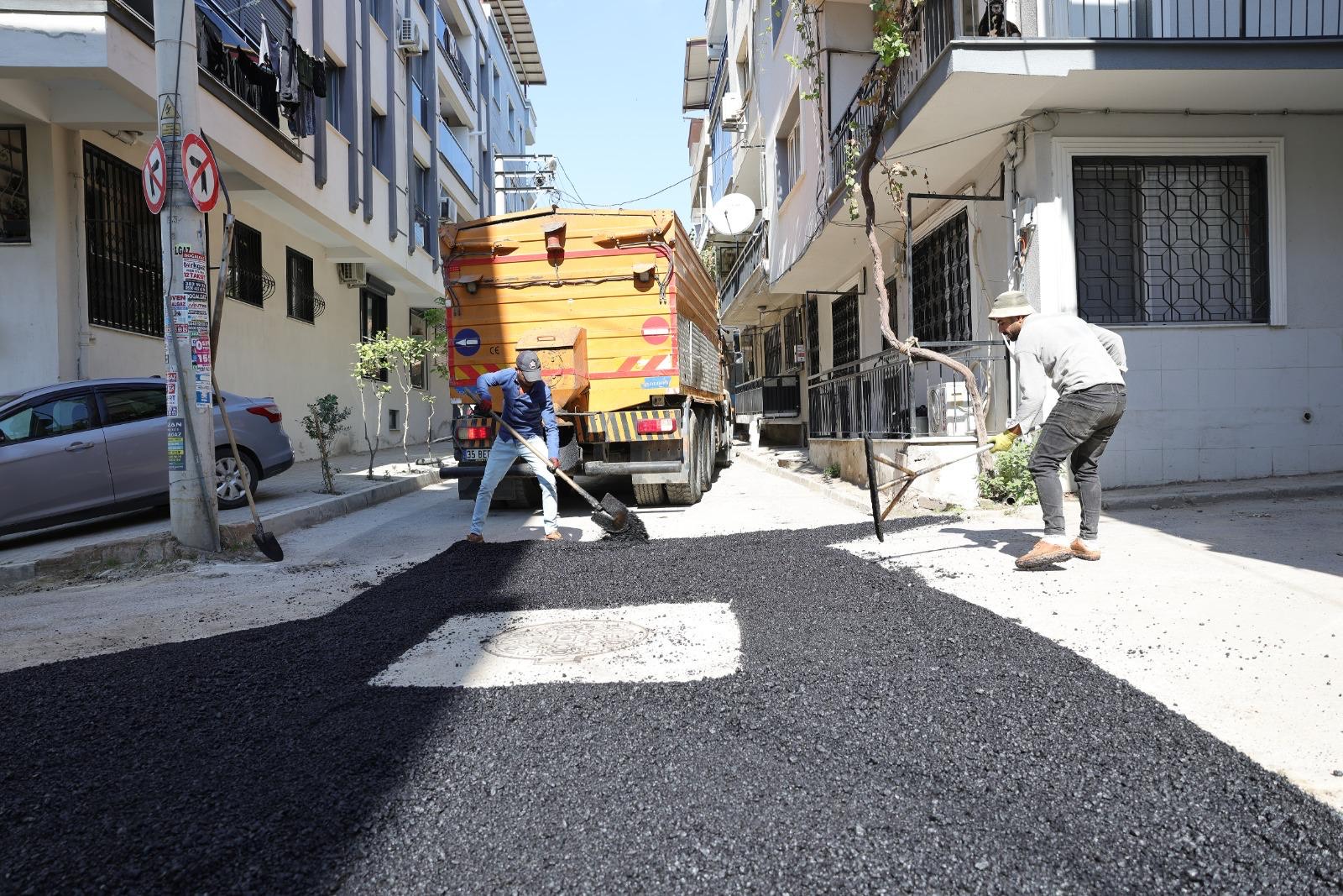 Başkan Önal Sahada Bayraklı Yolları Hızla Yenileniyor (8)