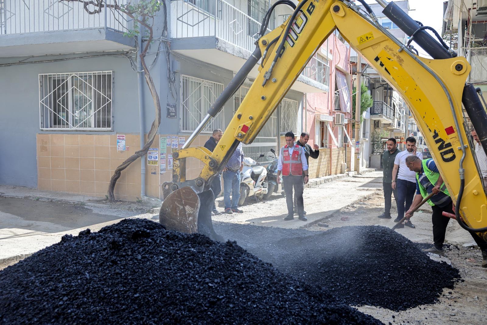 Başkan Önal Sahada Bayraklı Yolları Hızla Yenileniyor (9)