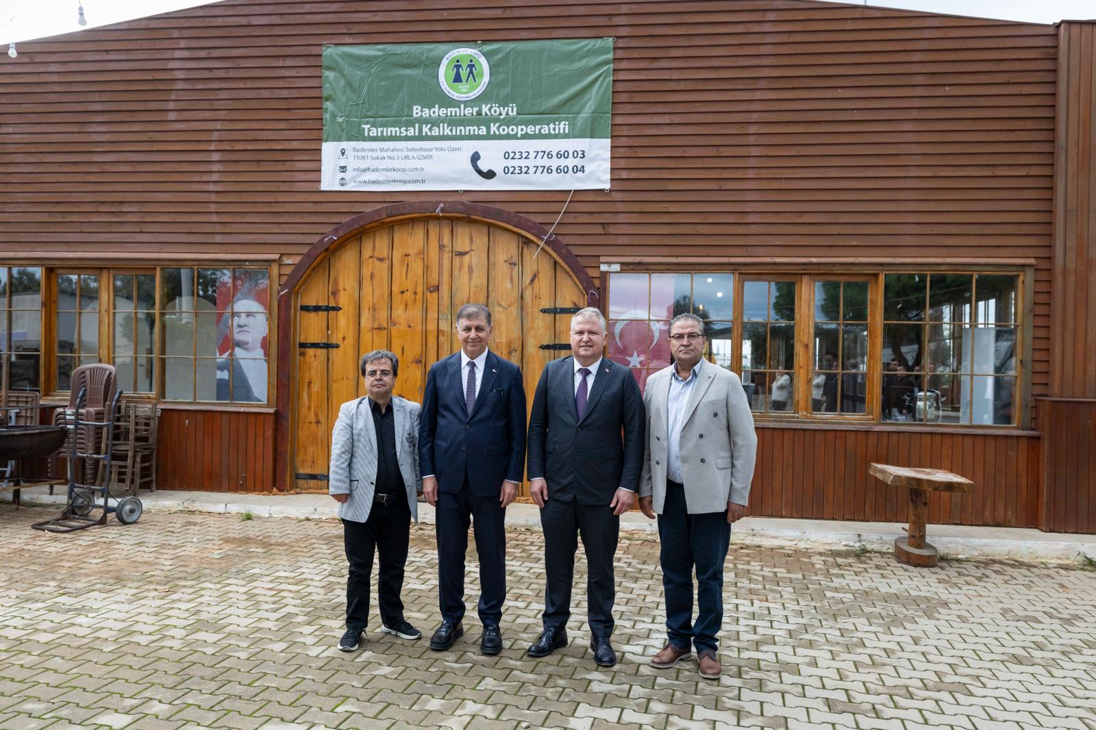 Başkan Tugay, Ilk Zeytinleri Dökerek Sezonu Başlattı! (6)