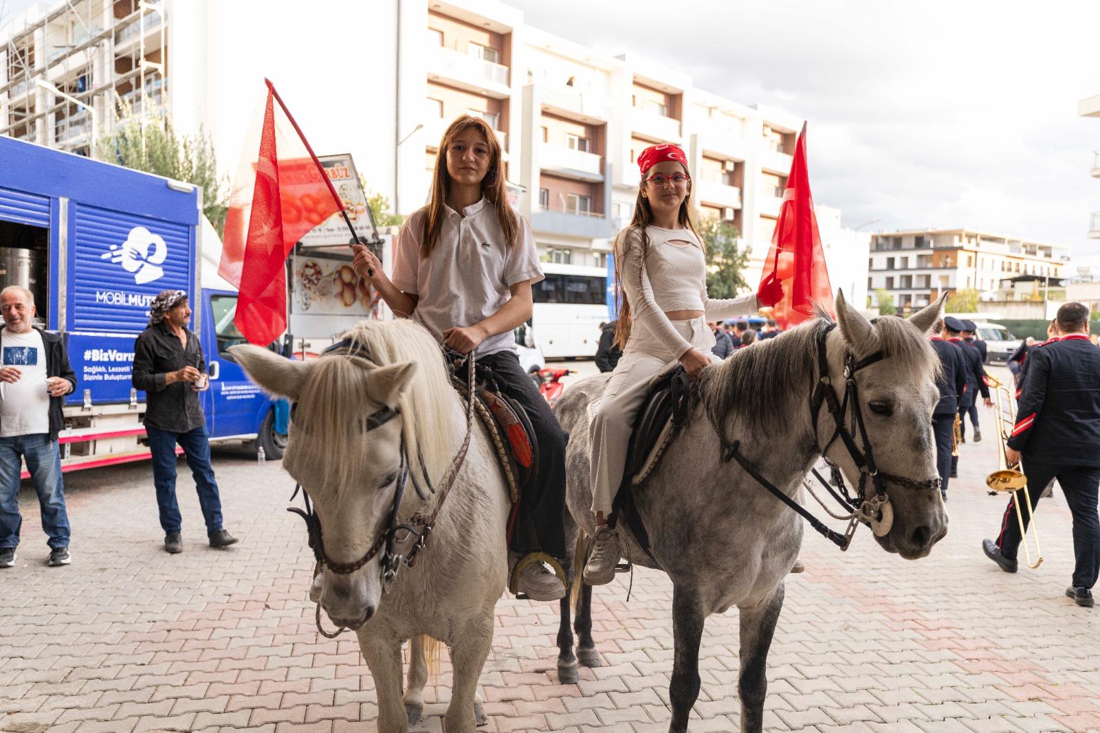 Başkan Tugay, Menemen “Cumhuriyet Her Yerde” Kutlamalarına Katıldı (11)
