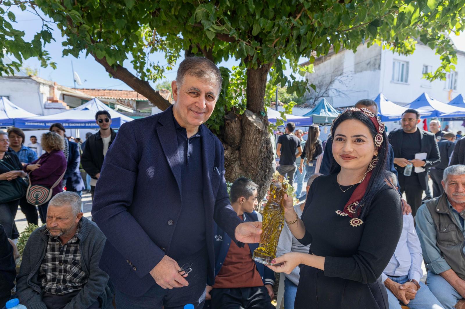Başkan Tugay’dan Zeytin Festivali’nde Güçlü Mesaj 'Asla Yalnız Değilsiniz' (3)