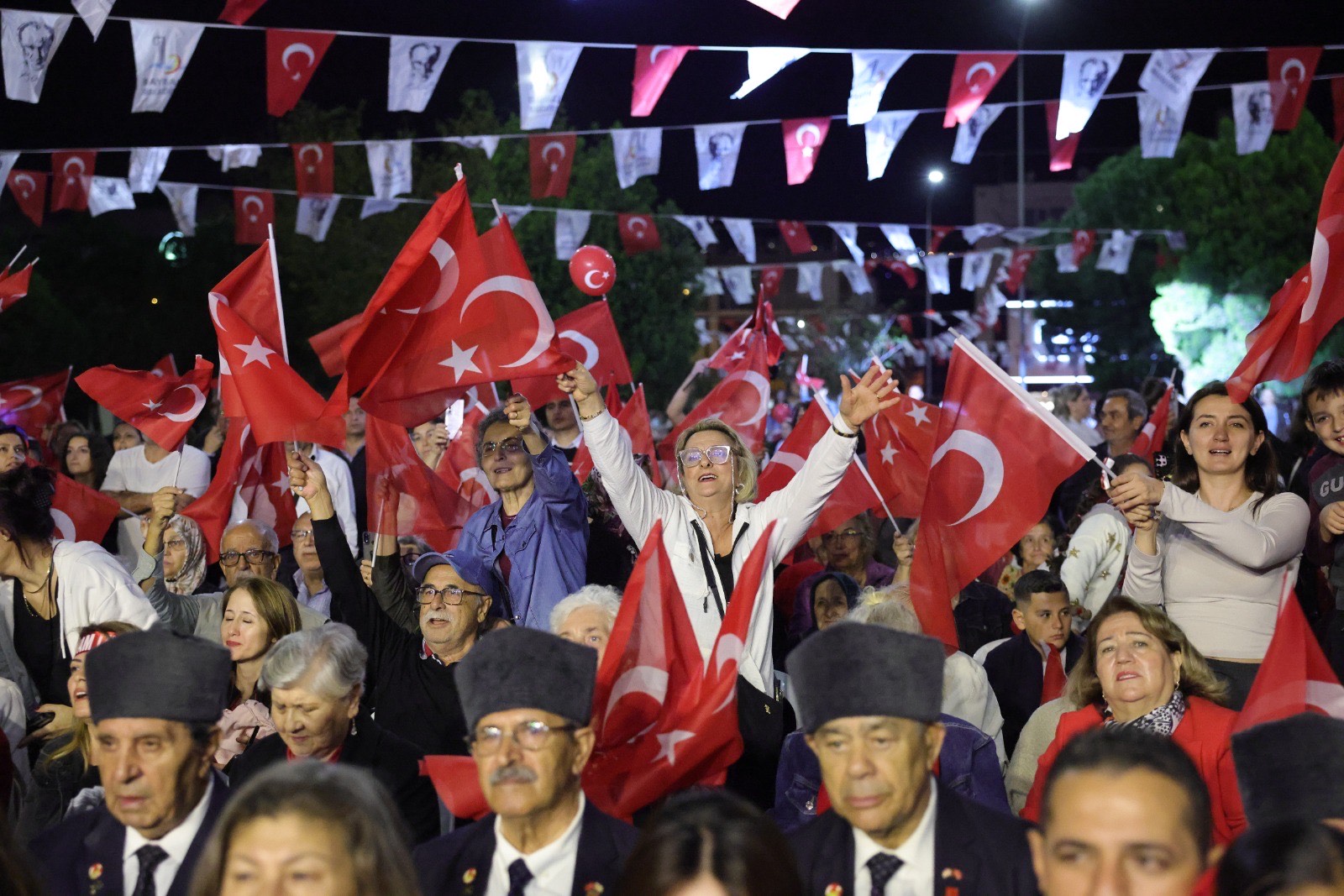 Bayraklı’da 29 Ekim Coşkusu Cumhuriyet’in 102. Yılı Kutlandı (1)