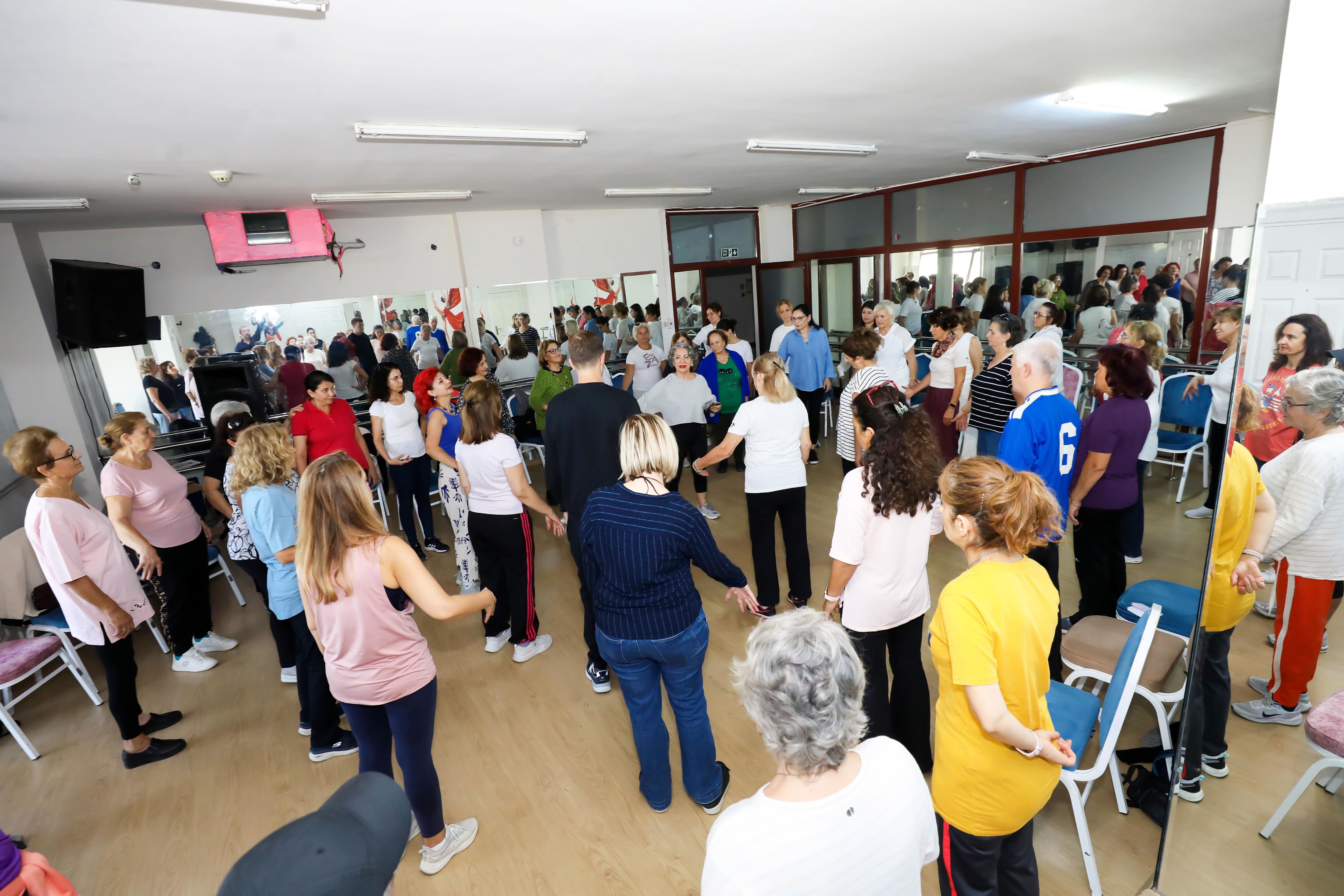 Bedenin Şifası Kahkahada Narlıdere Belediyesi’nden Farkındalık Etkinliği (3)