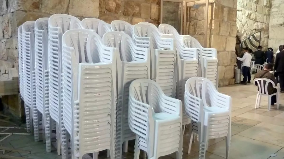 Beyaz Plastik Sandalyeler Nasıl Temizlenir (1)